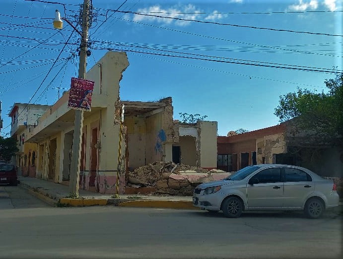 Se derrumbó la fachada de una casa vieja en el centro de Matehuala